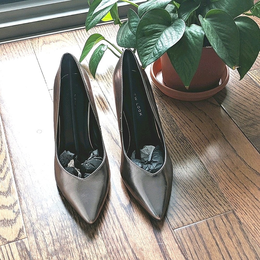 Metallic pewter high-heel pumps